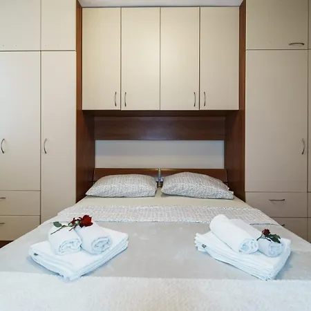 Meta Olive Apartment